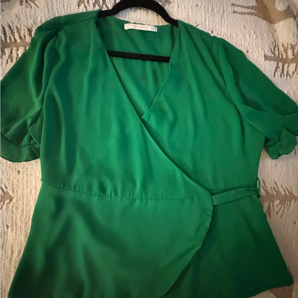 NWOT Zara Green Wrap Around Top
Size XL :)